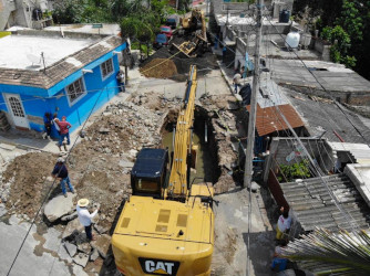 Peligroso socav&oacute;n en la colonia Acayapan