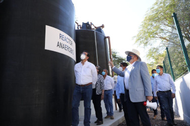 Gobernador cumple con obligaci&oacute;n de supervisar obras