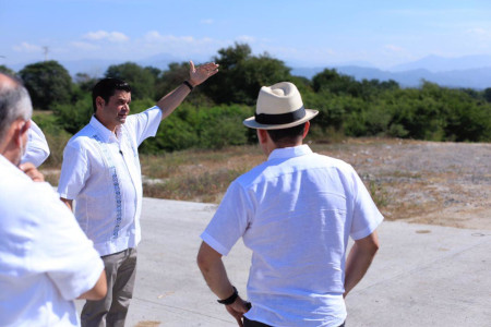 Al secretario de Hacienda piden consolidar infraestructura tur&iacute;stica, carretera y hospitalaria