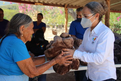 DIF Tepic reparti&oacute; cobijas en las comunidades
