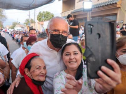 Defender&eacute; a la mujer como le&oacute;n, dice Navarro