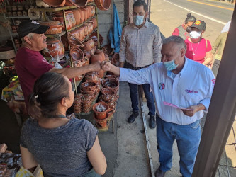 Chava Hern&aacute;ndez hace compromisos con comerciantes 