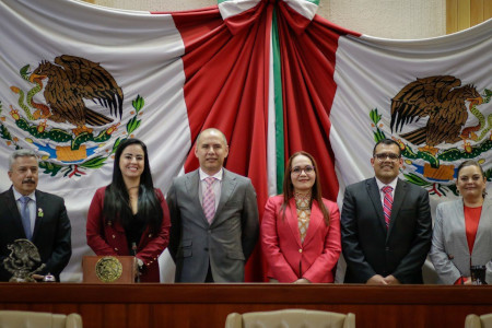 Rindieron protesta funcionarios del Congreso del Estado