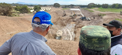 Obras para desarrollo agr&iacute;cola, supervisa gobernador Navarro