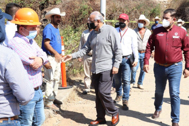 Ayudantes alejan del gobernador al pueblo pobre
