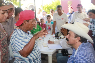 En boga las audiencias p&uacute;blicas, Lay&iacute;n atendi&oacute; m&aacute;s de mil personas