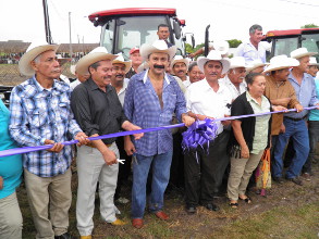 Con su propio dinero, Lay&iacute;n tractoriza el campo agr&iacute;cola de San Blas