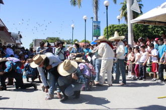 Alegor&iacute;a revolucionaria el desfile en San Blas