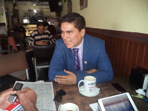 En abono a la unidad partidista, cae redondito en los brazos de su adversario pol&iacute;tico