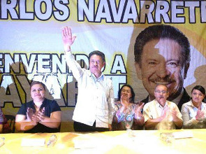 La relaci&oacute;n pol&iacute;tica con Carlos Navarrete, presidente nacional del PRD, es estrecha