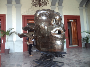 Contra magisterio en lucha, exhiben cachiporra 