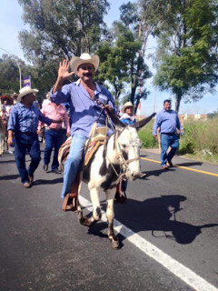 Lay&iacute;n y su cabalgata &iquest;alcalde o candidato?