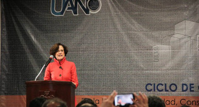 El glamur de Denise Dresser en la UAN