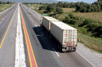 Los peligrosos veh&iacute;culos de doble remolque