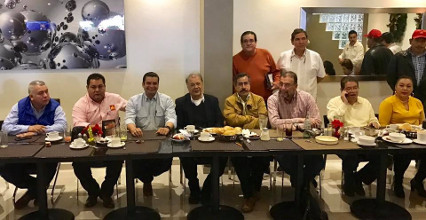 Una conferencia con prensa seleccionada