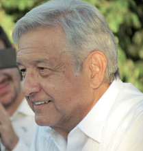 L&oacute;pez Obrador, entre el acoso externo y la traici&oacute;n interna
