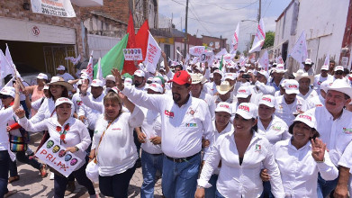 Manuel Cota, recibe respaldo de miles en Tuxpan y Ruiz. 