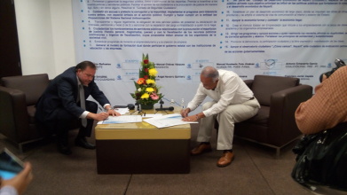 Navarro Quintero firma 15 compromisos con COPARMEX