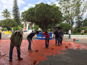 Cruzar los brazos e inclinar la cabeza