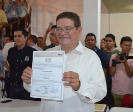 Entregan constancia de mayor&iacute;a a Javier Castell&oacute;n