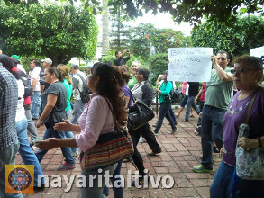 Tante&aacute;ndole el agua a los camotes