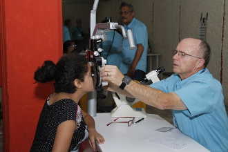 Ex&aacute;menes de la vista y adaptaci&oacute;n de lentes gratis por m&eacute;dicos extranjeros 