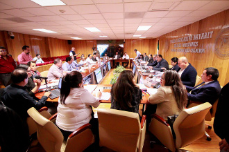 Por pu&ntilde;os, Congreso aprueba presupuesto de municipios