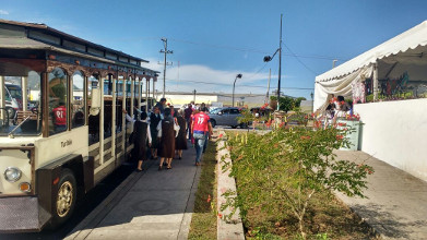 En Tepic el turib&uacute;s lleva visitantes a comprar artesan&iacute;as huicholas