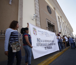 En comparecencia del secretario de Salud, en&eacute;rgica protesta de trabajadores de la dependencia 
