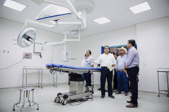 Gobernador Echevarr&iacute;a privilegia salud de santiaguenses, pero tambi&eacute;n obra