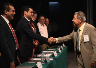 Distribuye gobernador Echevarr&iacute;a 25 mdp entre maestros hasta con 50 a&ntilde;os de servicio