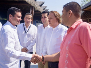Arropa gobernador Echevarr&iacute;a a trabajadores del sector  turismo