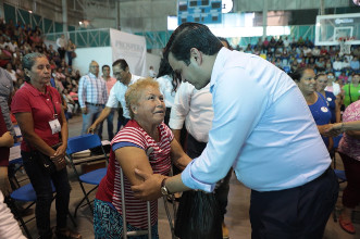 Gobernador Echevarr&iacute;a reivindica derechos a los que menos tienen