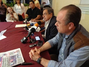 Peraza con estabilidad de gallina en tendedero