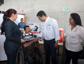 Entrega To&ntilde;o beneficios a tepicenses 