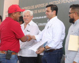 Pescadores de ocho municipios reciben respaldo econ&oacute;mico de gobierno federal