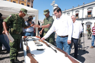Cambian armas por dinero