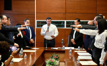 Al margen de colores partidistas, To&ntilde;o entrega patente de Notario P&uacute;blico