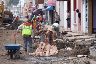 Calles y banquetas bloqueadas al mismo tiempo