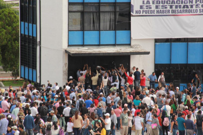 Echeverr&iacute;a solidario con maestros y trabajadores de la UAN en huelga