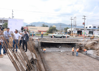 Supervisa gobernador Echevarr&iacute;a obras millonarias en la capital