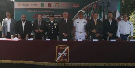 Preside Serrano Guzm&aacute;n abanderamiento de escuelas