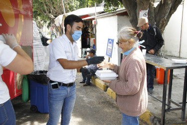 DIF Nayarit entrega alimento a familiares de internados en Hospital General