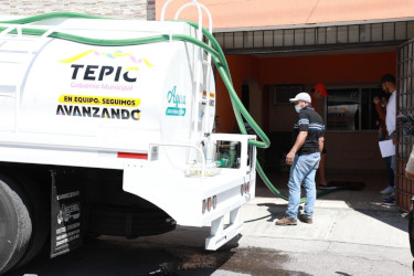 Deficiencia de agua, ayuntamiento en Tepic cubre con entrega en pipas