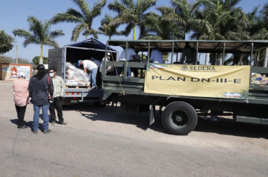 Agua, tomates, pollos, huevos y pl&aacute;tanos donan particulares a habitantes de La Gu&aacute;sima