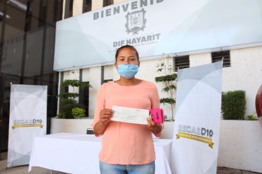 Entrega gobierno becas a estudiantes con vulnerabilidad econ&oacute;mica
