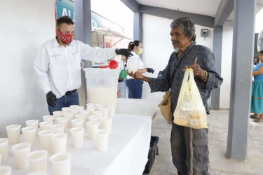 Regalan alimentos en comedores comunitarios de La Cantera y Zitacua
