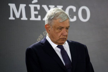 L&oacute;pez Obrador, entre el acoso externo y la traici&oacute;n interna