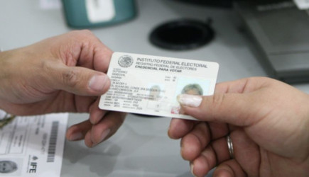 INE estudia la posibilidad de entregar credenciales de elector