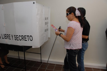 INE garantiza derecho de votar y ser votadas a personas con discapacidad